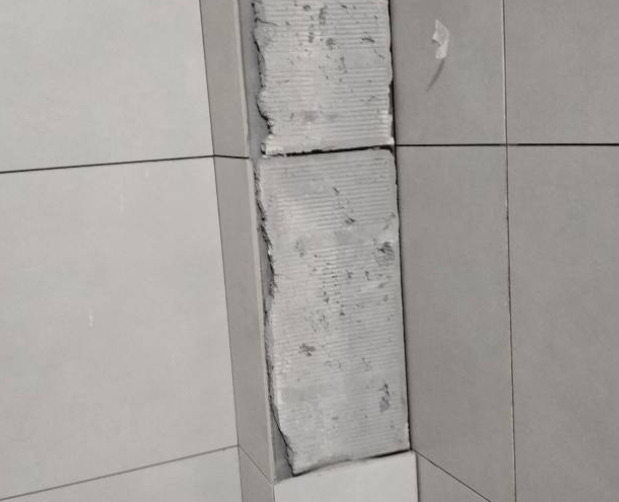 鹰手营瓷砖空鼓维修公司分享下瓷砖施工前基层浇水润湿程度不足，可能导致以下问题