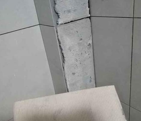鹰手营瓷砖空鼓维修公司分享下厨房瓷砖脱落的补救措施。